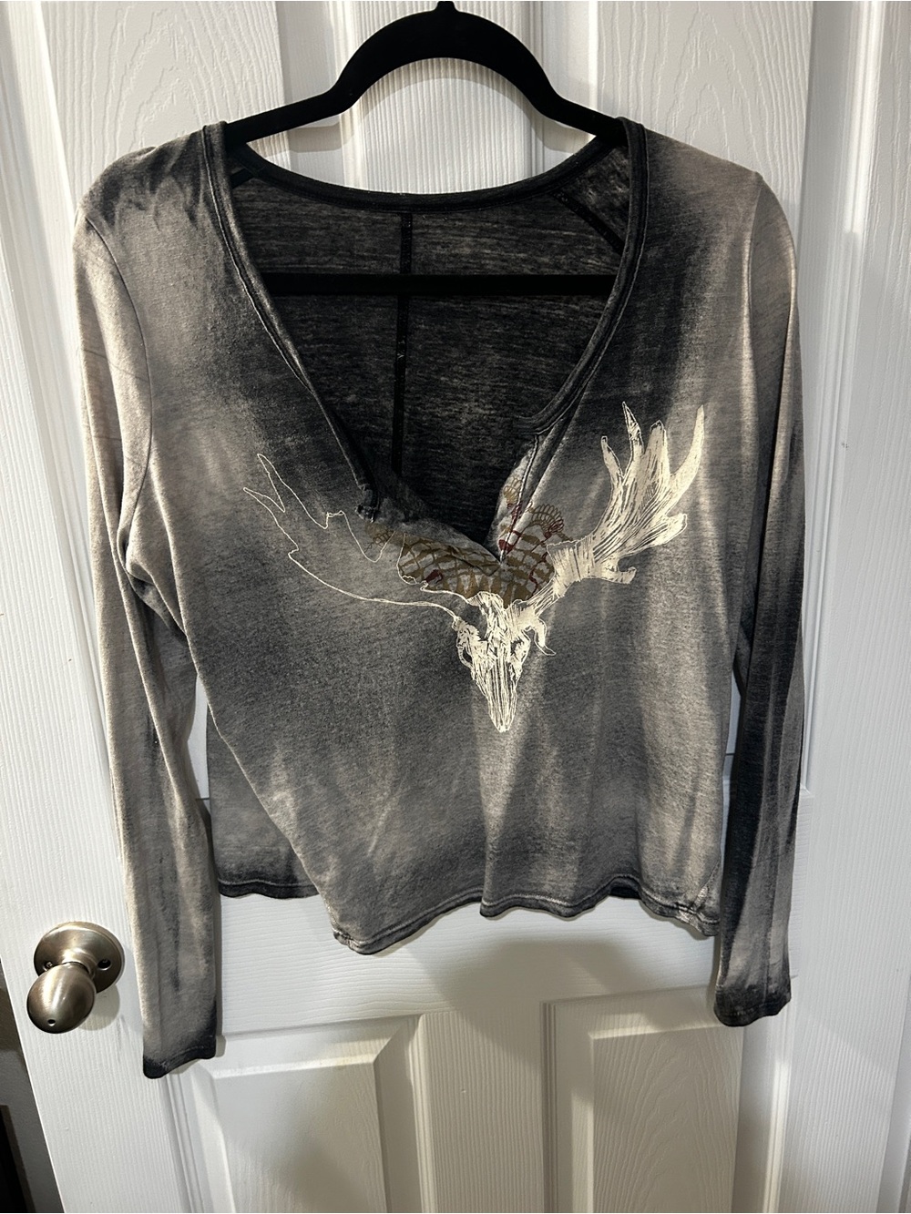 Women's Urban Outfitters Gray Graphic Long-Sleeve V-Neck Top
